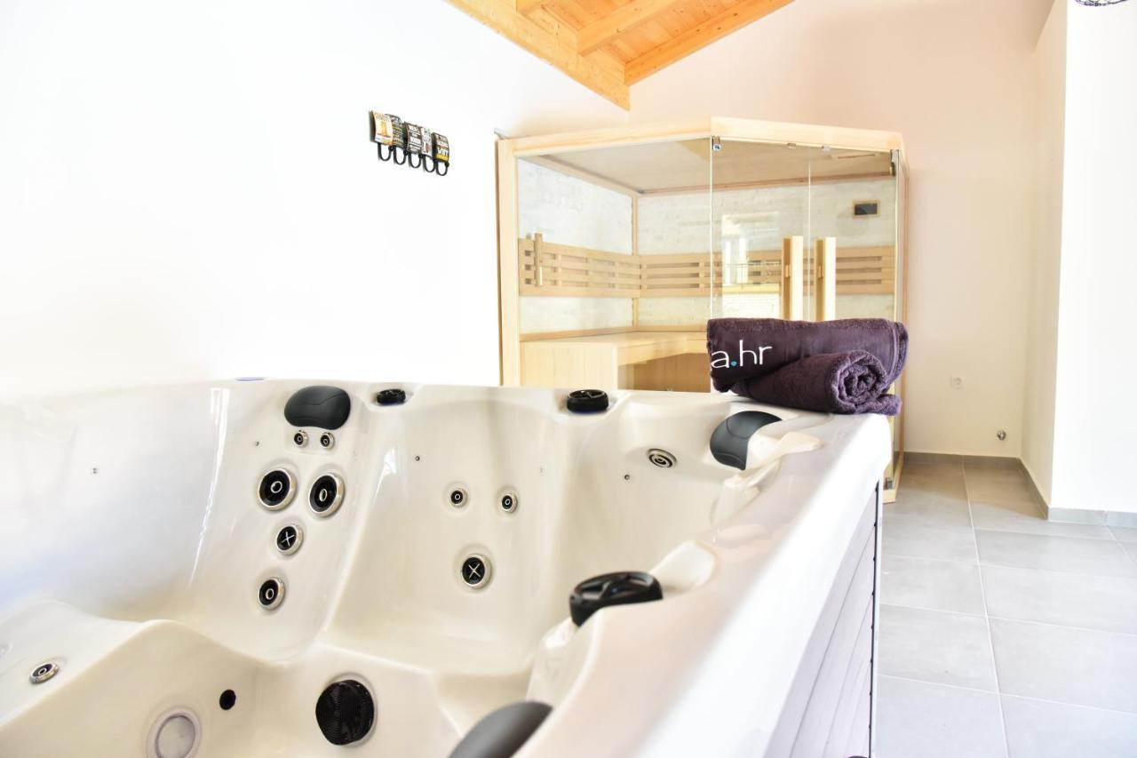 Villa Lux Nina With Six Bedrooms, Private Pool, Sauna Zadar Eksteriør billede